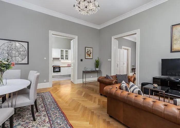 Spacious Victorian Residence By Grand Boulevard