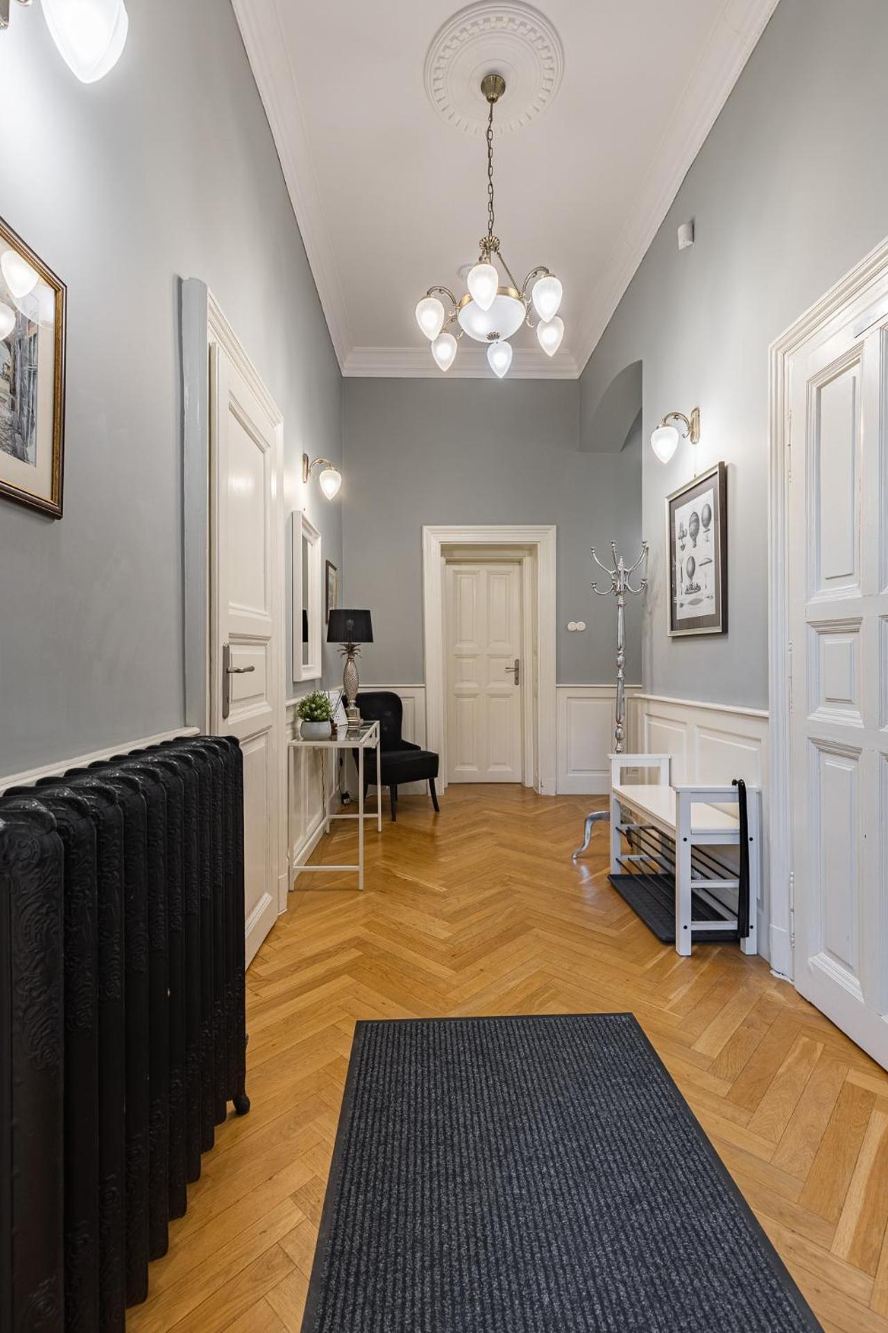 Spacious Victorian By Grand Boulevard Budapest